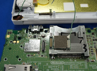Illustration for article titled Tearing the 3DS XL's Guts Open